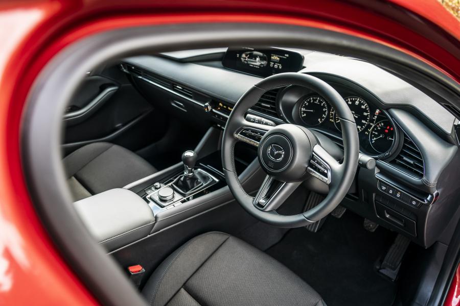 Интерьер Mazda3 Skyactiv-G Sport Lux Hatchback 2019 года  (UK) (фото 70 из 91)